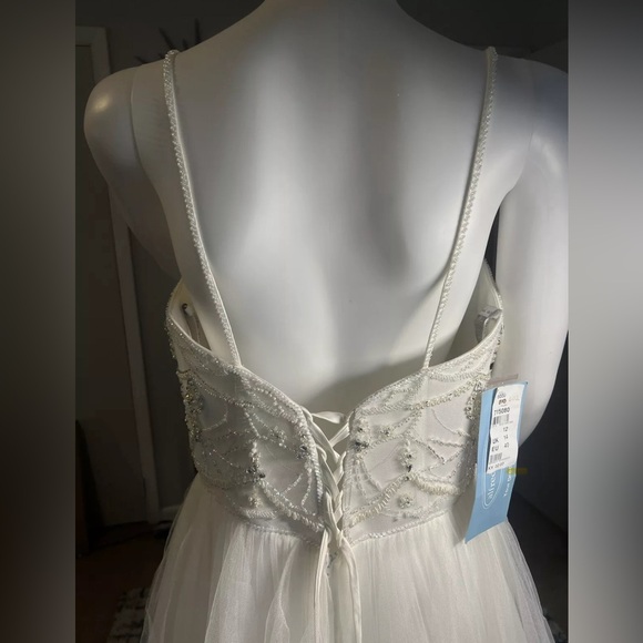 Alfred Angelo Style 5000 Gown. - Picture 4 of 7